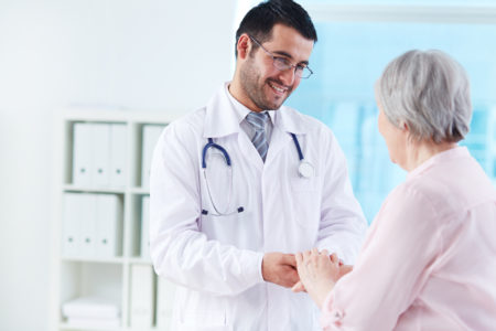 Jeune docteur avec un patient