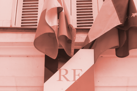 Drapeaux sur le mur d'une mairie