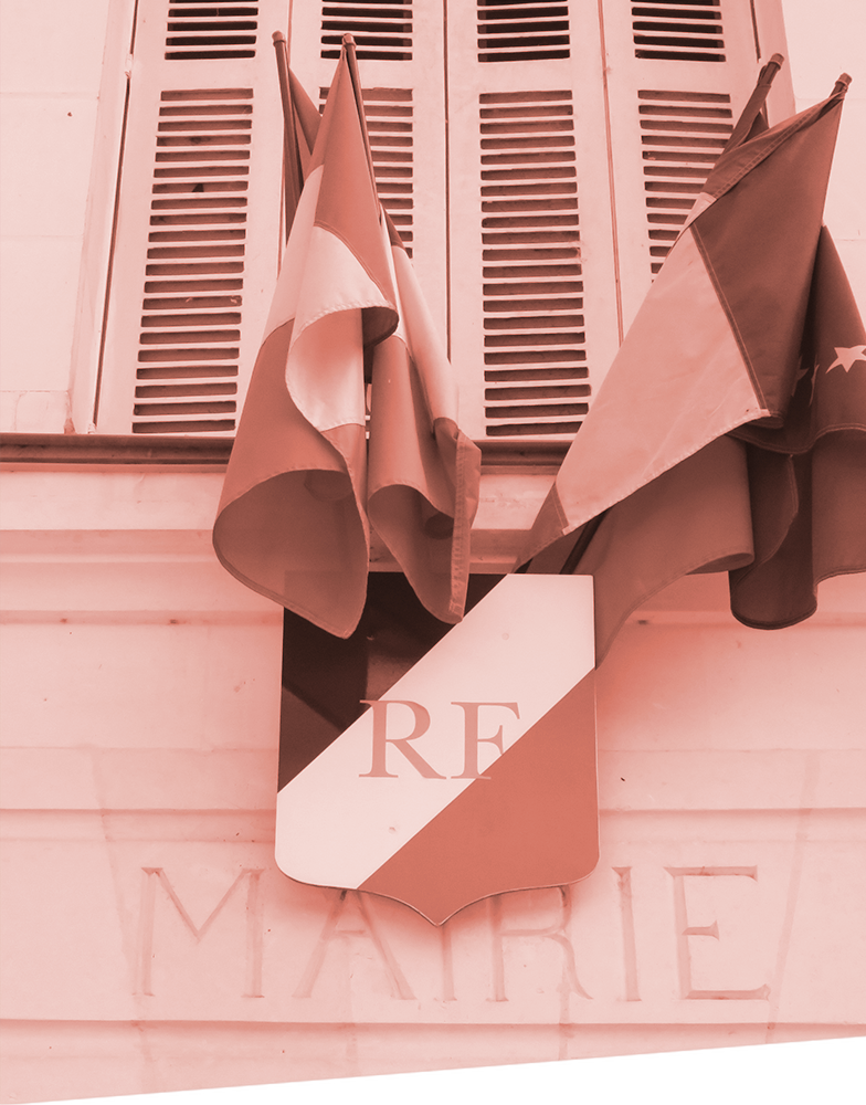 Drapeaux sur le mur d'une mairie