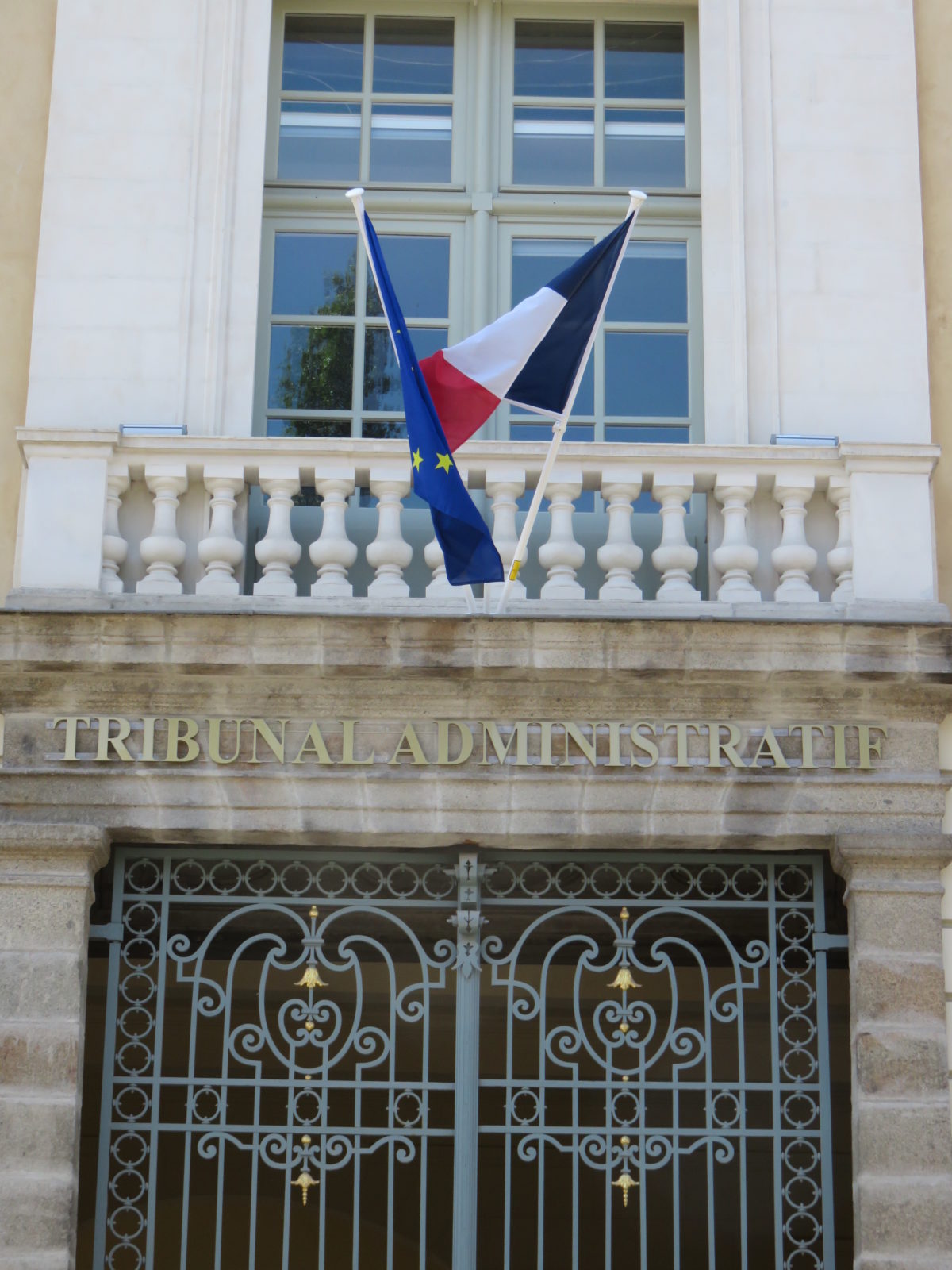 Drapeaux sur le mur d'un tribunal administratif