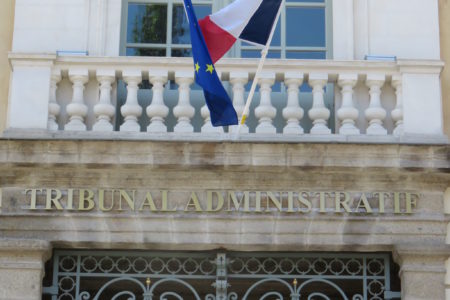 Drapeaux sur le mur d'un tribunal administratif