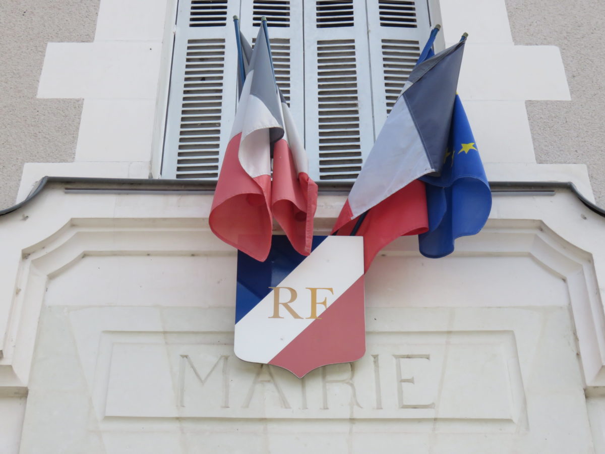 Drapeaux sur le mur d'une maire