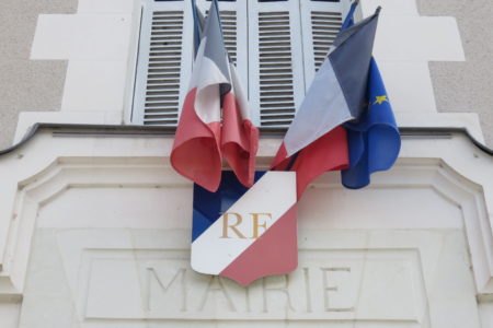 Drapeaux sur le mur d'une maire